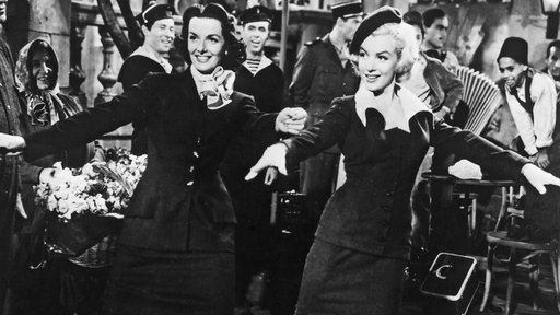 Eine Szene aus dem Spielfilm "Blondinen bevorzugt" mit Jane Russel (l.) und Marilyn Monroe.