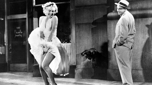 Berühmte Szene mit Marilyn Monroe in dem Film "Das verflixte 7. Jahr": Ein Luftzug aus einem U-Bahnschacht weht ihr weißes Kleid hoch