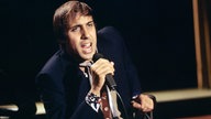 Der italienische Sänger und Schauspieler Adriano Celentano bei einem Auftritt im ZDF-Nightclub am 7. Oktober 1970