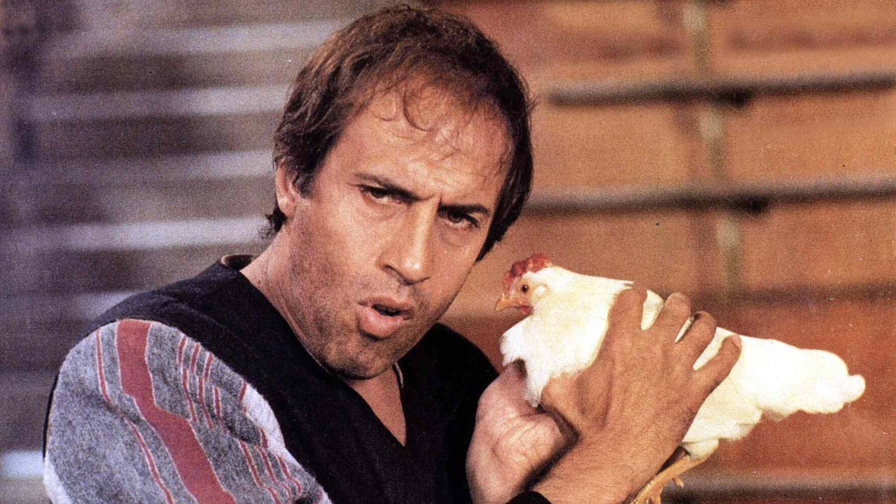 Szene aus dem Film "Bingo Bongo" (1982): Adriano Celentano unterhält sich mit einem Huhn