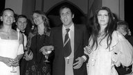Die Schauspielerin Charlotte Rampling (links), der Sänger und Schauspieler Adriano Celentano (Mitte) und seine Ehefrau Claudia Mori (rechts) besuchen am 2. März 1975 in St. Moritz eine Benefizveranstaltung zugunsten hungernder Kinder
