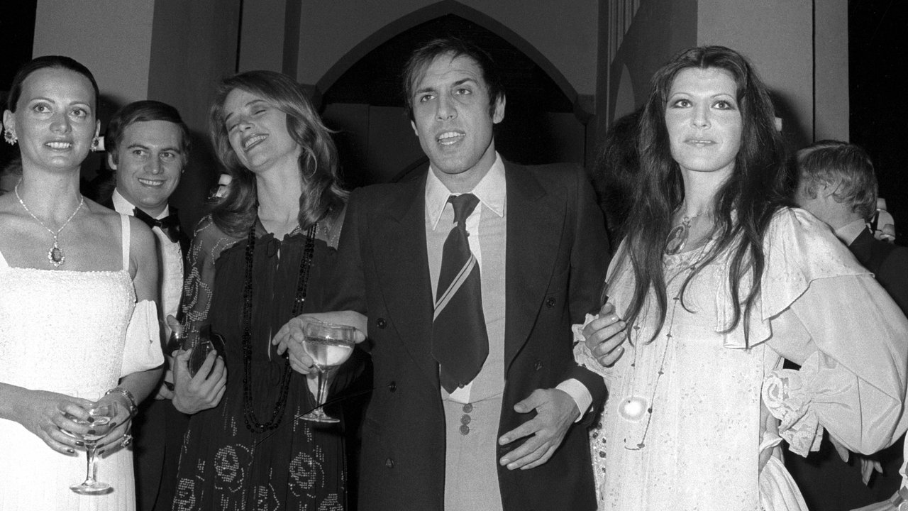 Die Schauspielerin Charlotte Rampling (links), der Sänger und Schauspieler Adriano Celentano (Mitte) und seine Ehefrau Claudia Mori (rechts) besuchen am 2. März 1975 in St. Moritz eine Benefizveranstaltung zugunsten hungernder Kinder