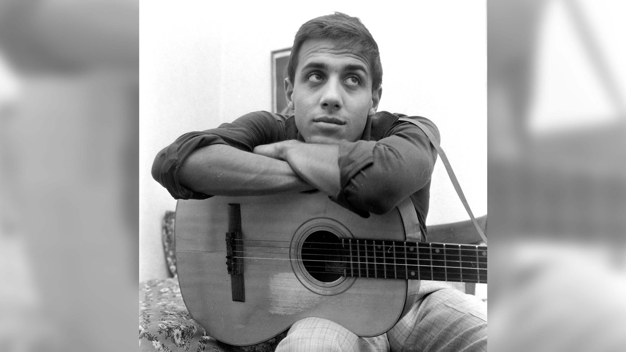Adriano Celentano lehnt an seiner Gitarre (1960er Jahre)