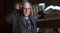Adriano Celentano prostet beim 62. Sanremo Music Festival (2012) dem Fotografen zu
