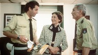 Helga Feddersen mit zwei Polizeibeamten in der TV-Serie "Großstadtrevier"