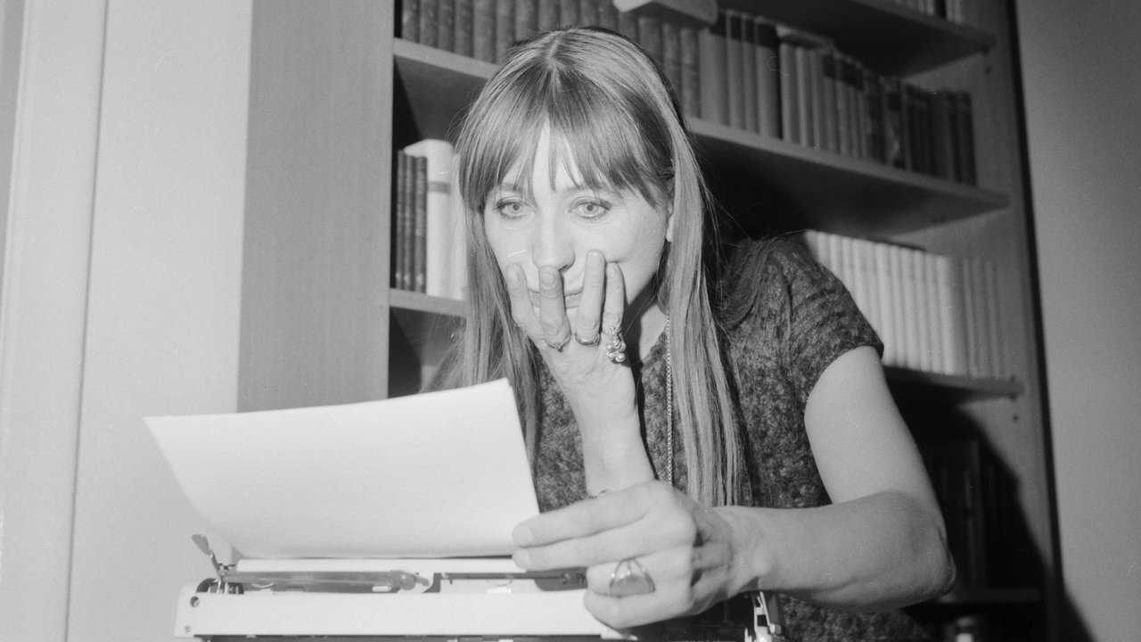 Helga Feddersen an der Schreibmaschine