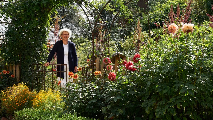 Ute Brehm an ihrer Gartenpforte. 