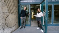 Besucherführerinnen halten die Tür auf vom WDR Funkhaus am Wallrafplatz