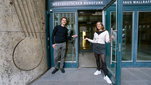 Besucherführerinnen halten die Tür auf vom WDR Funkhaus am Wallrafplatz