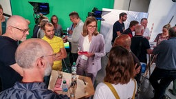 Menschengruppen im Gespräch