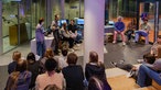 Eine Gruppe junger Menschen in einem Radio-Studio