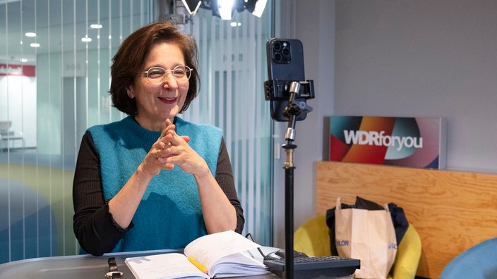 Die Moderatorin Isabel Schayani im Studio