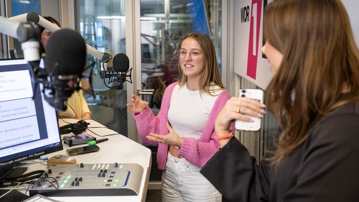 Zwei junge Frauen im Radiostudio von „1LIVE“
