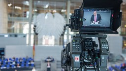 Plenarsitzung im deutschen Bundestag, im Vordergrund ist eine Fernsehkamera
