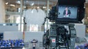 Plenarsitzung im deutschen Bundestag, im Vordergrund ist eine Fernsehkamera