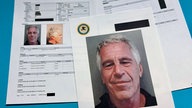 Epstein-Files: fotografierte Papierseiten mit teilweise geschwärzten Texten