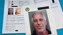 Epstein-Files: fotografierte Papierseiten mit teilweise geschwärzten Texten