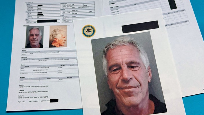 Epstein-Files: fotografierte Papierseiten mit teilweise geschwärzten Texten