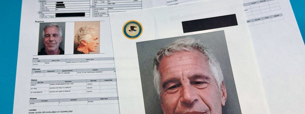 Epstein-Files: fotografierte Papierseiten mit teilweise geschwärzten Texten