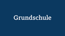 Weißer Schriftzug auf blauem Grund: Grundschule