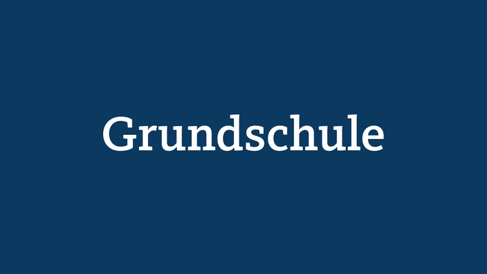 Weißer Schriftzug auf blauem Grund: Grundschule