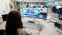 Mädchen sitzt am PC