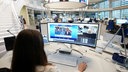 Mädchen sitzt am PC