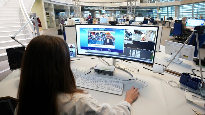 Mädchen sitzt am PC