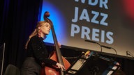 Die Preisträgerin des WDR Jazzpreis 2024 Caris Hermes.