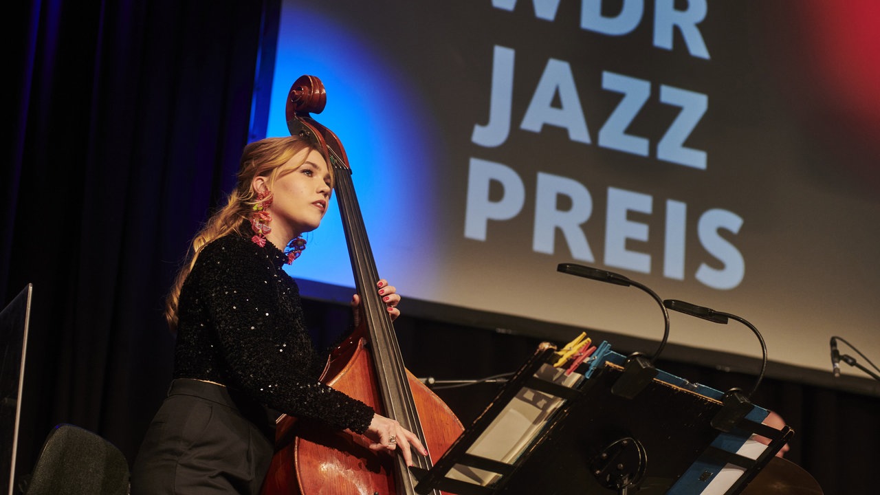 Die Preisträgerin des WDR Jazzpreis 2024 Caris Hermes.