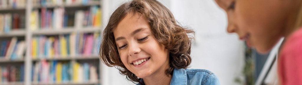 Kinder lesen und machen ihre Hausaufgaben