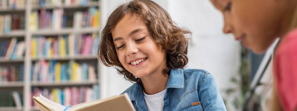 Kinder lesen und machen ihre Hausaufgaben