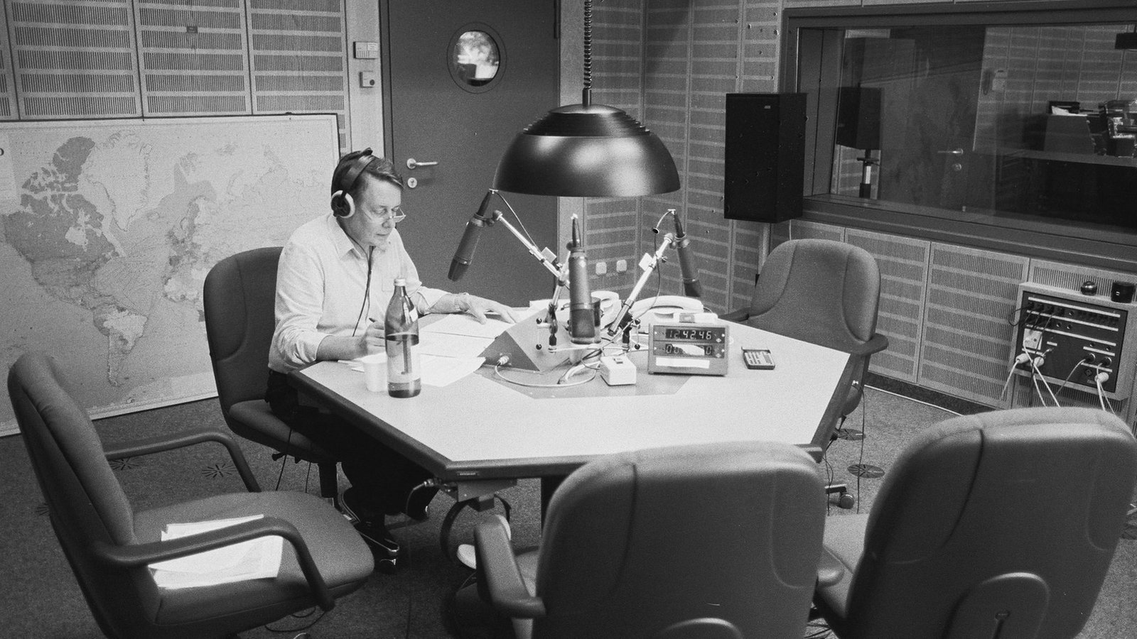 Im Studio des Mittagsmagazins, Chefsprecher Lothar Dombrowski