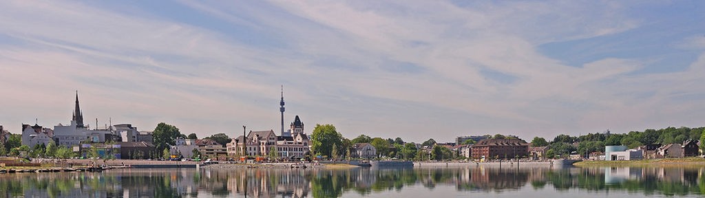 Blick auf die Fußgängerzone der Dortmunder City mit der Reynoldikirche.