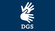 WDR DGS Symbol. Ein Icon bestehend aus zwei weißen Händen mit der Schrift "DGS" als Abkürzung für "Deutsche Gebärdensprache"  