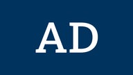 Die Buchstaben "A" und "D" als Abkürzung für "Audiodeskription" vor dunkelblauen Hintergrund