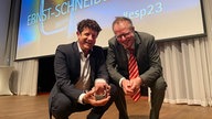 Autor Matthias Hof (l.) mit dem Ernst-Schneider-Preis bei der Verleihung in München
