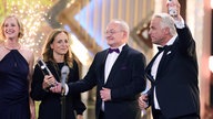 V.l.n.r.: Julia Grimm, Eva Lindenau, Erhard Scherfer und Gerd-Joachim von Fallois nehmen den Fernsehpreis für phoenix entgegen