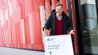 Eckart von Hirschhausen vor der Uniklinik Köln
