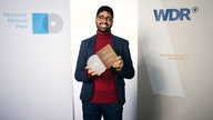 Autor Mohamed Amjahid freut sich über seinen Hörbuchpreis