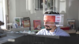 Wie können wir erkennen, ob ein Bild, ein Video echt oder ein Fake ist? Dazu ein Interview mit Hüseyin Demir, vom WDR-Team "Verifikation und Faktencheck".