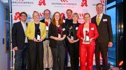 v.l.: Sebastian Sokolowski, Marlene Halser, Jan-Ole Niermann, Johanna Feckl (SZ), Mark Michel (SWR), Marthe Ruddat (Der Spiegel), Sonja Gerhardt, Frank Dieckerhoff (Vizepräsident Apothekerkammer Westfalen-Lippe)
