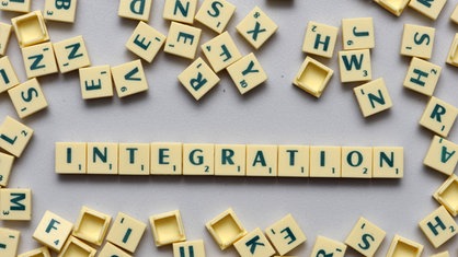 Schriftzug "Integration" zwischen Scrabble-Buchstaben
