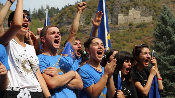 Junge Leute protestieren bei einer Wahlveranstaltung in Georgien