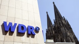 Blick auf den Kölner Dom, im Vordergund Teil des WDR Funkhauses mit dem WDR-Logo