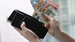 Alte Handys und Geld.