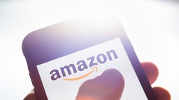 Das Logo von Amazon wird auf einem Smartphone angezeigt.