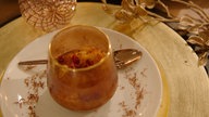 Das Bild zeigt das fertige Gericht "Mascarponedessert mit glasierter Birne und Hafercrumble".
