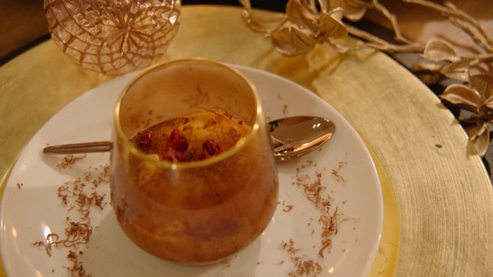 Das Bild zeigt das fertige Gericht "Mascarponedessert mit glasierter Birne und Hafercrumble".