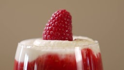 Nahaufnahme eines selbstgemachten Himbeer-Desserts.